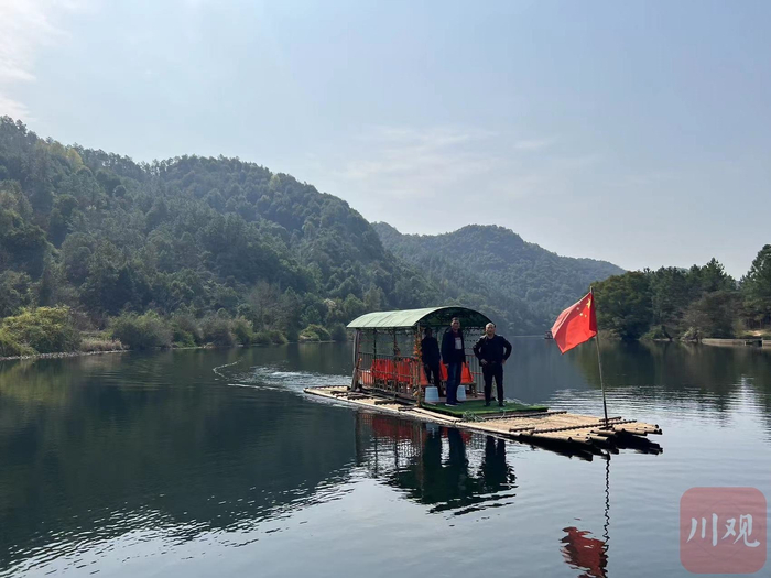 游客乘船游览槎滩陂。洪瑜 摄