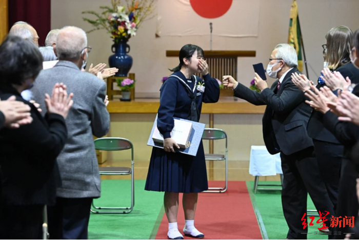 ↑今中章乃泪洒毕业典礼现场