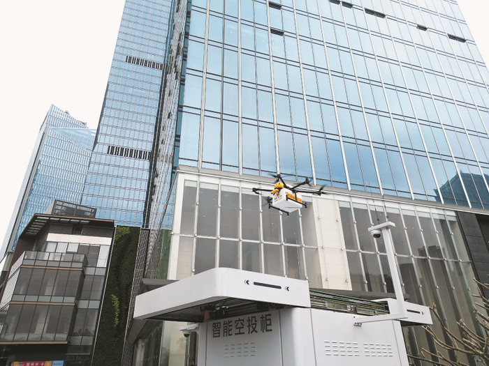 龙华建设负责运营的数字经济创新港已全域覆盖3公里范围15分钟可达的无人机配送服务。（徐珊珊/图）