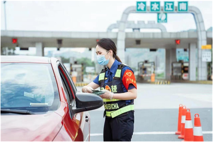 图为湖南高速集团员工践行“守•创”文化开展志愿者服务