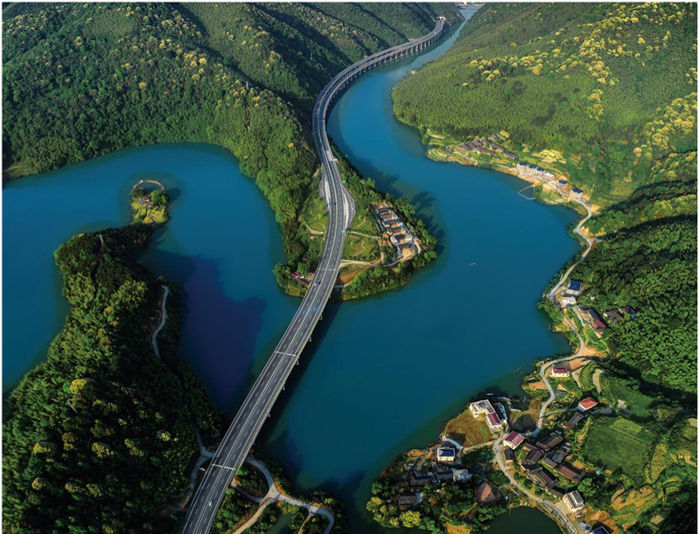 图为S86宁靖高速梅口巫水大桥花园阁段