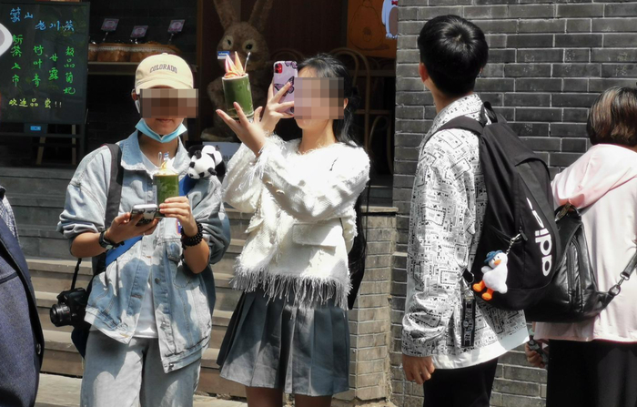 ▲游客购买竹筒饮品拍照打卡