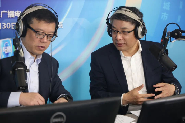 市住建委主任胡广杰（右）