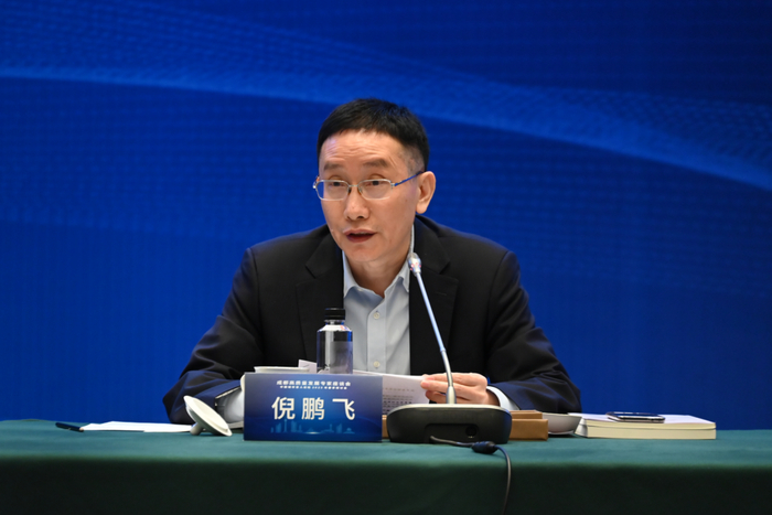 中国社会科学院城市与竞争力研究中心主任倪鹏飞 图片来源：成都发布 王勤 摄