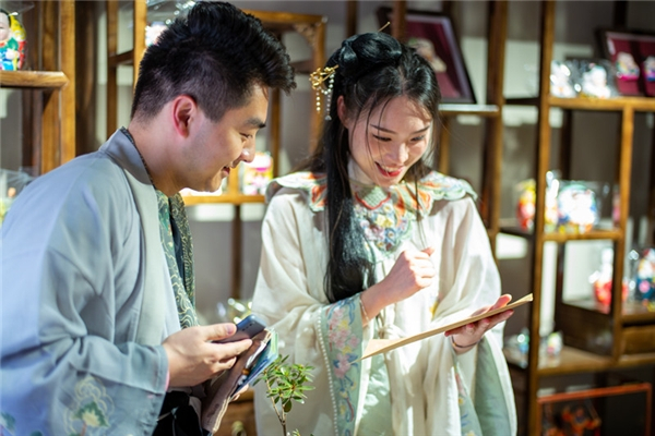 图为玩家与NPC进行互动解谜。