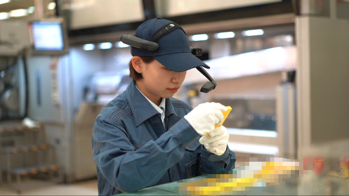 （质检人员借助AR技术把关产品质量）