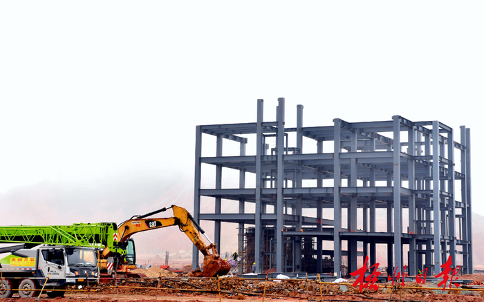 2月12日，在鑫峰年产50万吨再生铝合金高端智能化产业项目现场，工人正在建设厂房等基础设施。李鸿荣 摄