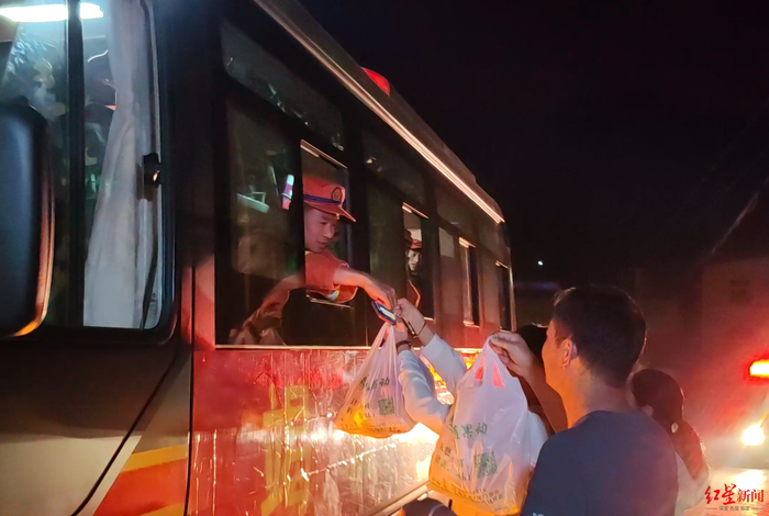 ↑灭火增援途中路过家门，家人慰问