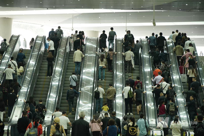 西博城地铁站出口人头攒动 图片来源：每经记者 张建 摄