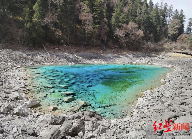 ↑网友发布的九寨沟五彩池近期照片
