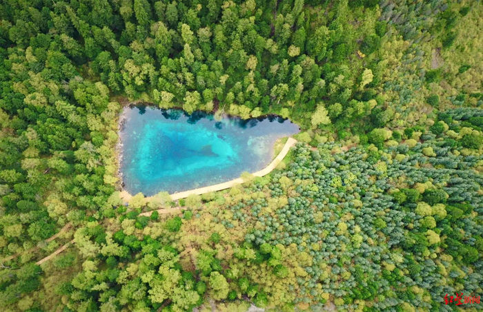 ↑红星新闻记者丰水期拍摄的五彩池照片