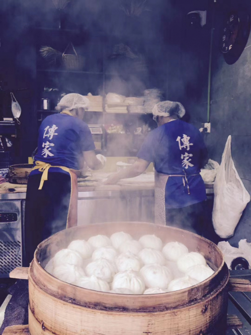 ▲面点师傅在后厨制作包子 （受访人供图）