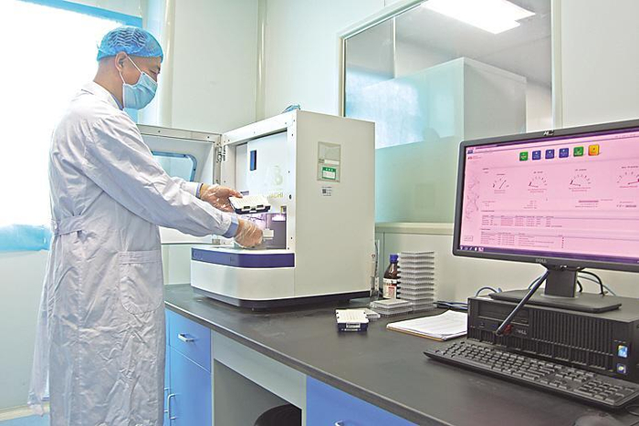     图为工作中的徐海波。