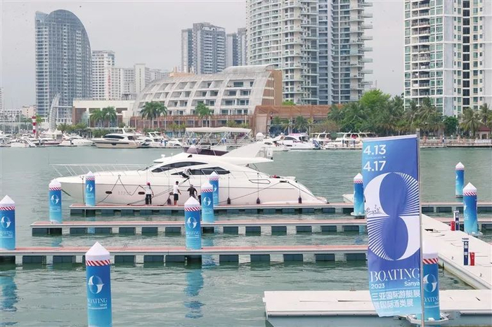 4月10日，部分参展游艇停泊在三亚国际游艇码头。