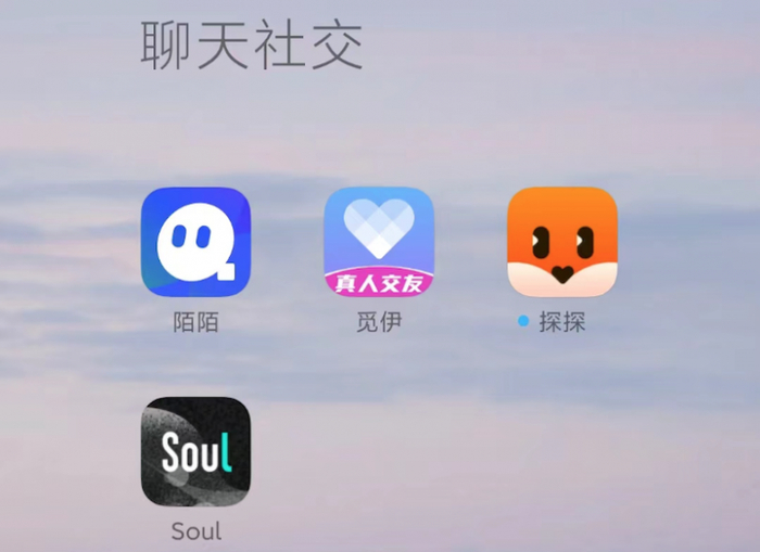 之所以会这样，原因还在于现在的年轻人普遍都存在的一种社交焦虑。这种社交焦虑主要有两个方面：