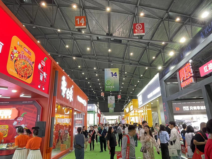 糖酒会休闲食品展区人潮汹涌 时代周报记者摄