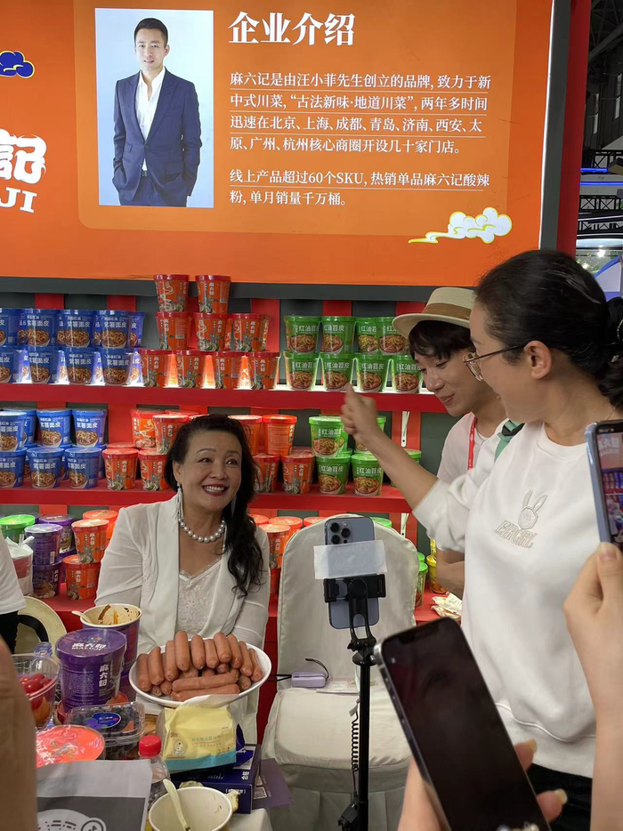 4月12日，第108届全国糖酒会，张兰在麻六记展位直播 时代周报记者摄