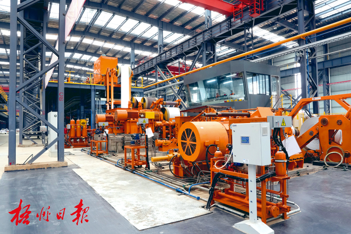 3月29日，金海不锈钢120万吨不锈钢固溶及制品绿色生产线上的不锈钢产品正在源源不断地产出。杨扬 摄