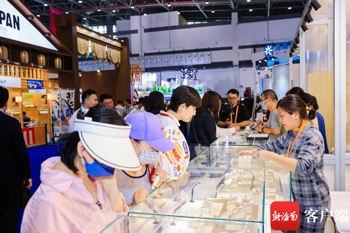 　　香港时尚馆Mienna Luxury展台。记者 任桐 摄