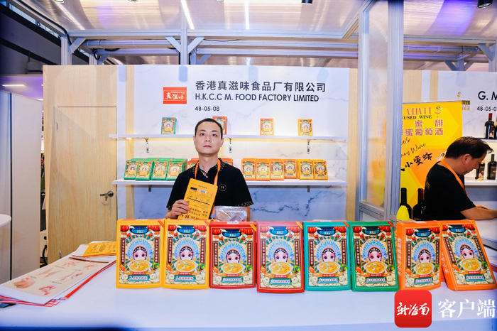 　　香港真滋味食品厂有限公司展区。记者 任桐 摄