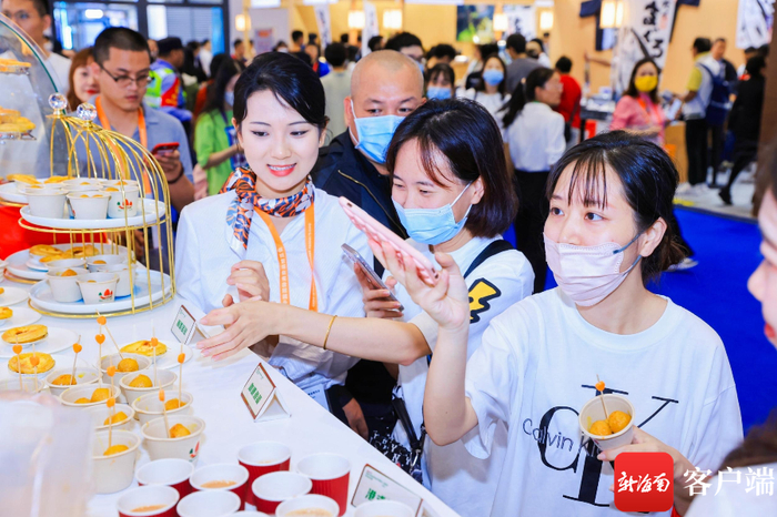 　　香港时尚馆酥香蛋挞、咖喱鱼蛋、浓香奶茶等多种地道港式美味免费品尝。记者 任桐 摄
