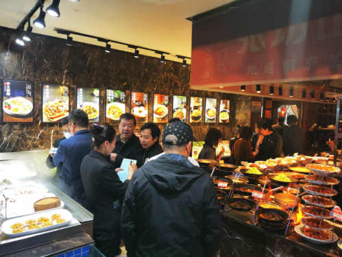 ▲食客在餐厅排队点餐 摄影：天天