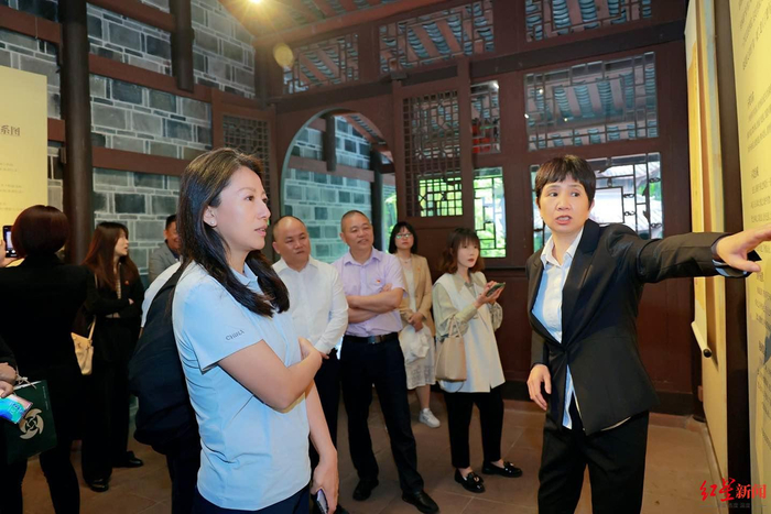 杨扬（中）逛三苏祠