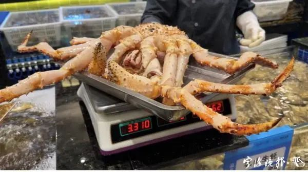 平价海鲜餐厅的帝王蟹称重。