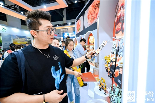    糖酒会上来宾对来伊份爆款单品兴趣盎然