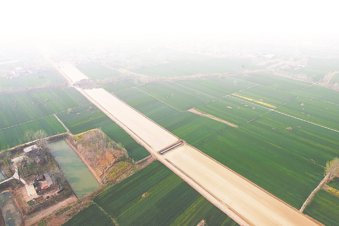 合周高速颍临段施工现场。 本报通讯员 朱生才 刘 悦 摄