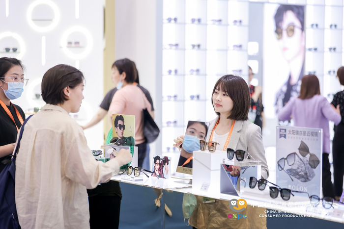 消费者在BOLON眼镜展台购买眼镜。