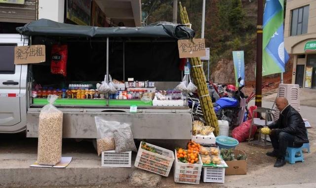 3月25日，总决赛开始前台盘村一家摊位贴出了凳子出租的广告。新华社记者 李尕 摄