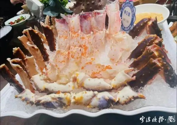 切成蟹块的帝王蟹。