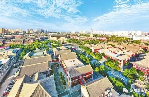 定州仿古建筑商业步行街环绕定州署景区而建，是定州首个完全仿造明清风格的商业步行街。河北日报记者 耿辉摄