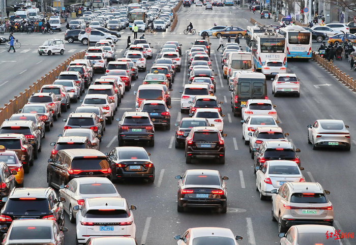 ↑北京出行早高峰 据ICphoto
