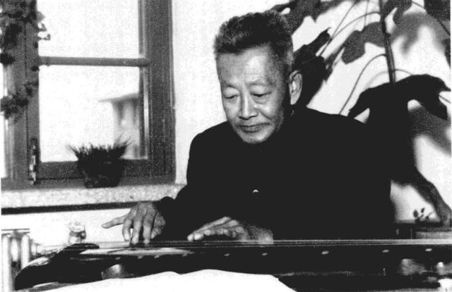 管平湖在弹奏林西莉的练习曲（图源 林西莉《古琴》）