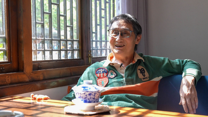 著名摄影家陈锦（黄潇 摄）