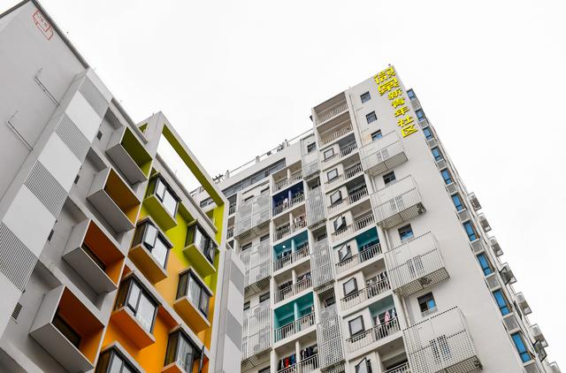在深圳市龙华区元芬村拍摄的改造后的青年公寓外立面。新华社记者 毛思倩 摄