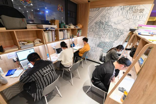 在深圳市龙华区元芬村，青年公寓住户在社区增设的自习室工作学习。新华社记者 毛思倩 摄