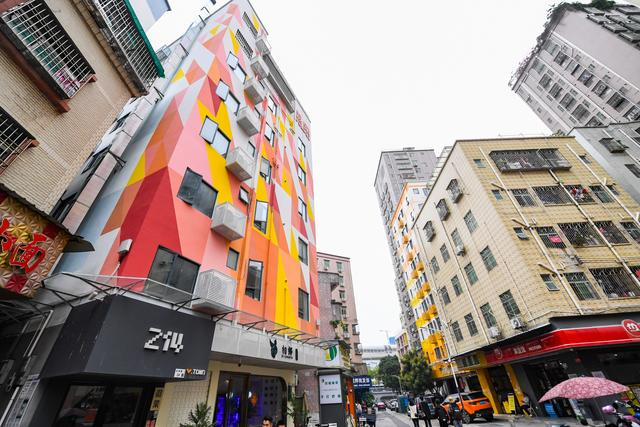 在深圳市龙华区元芬村拍摄的改造后的青年公寓外立面（左）。新华社记者 毛思倩 摄