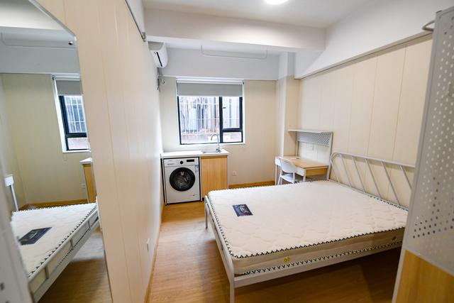 在深圳市龙华区元芬村拍摄的一间待租的青年公寓。 新华社记者 毛思倩 摄