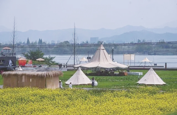     浙江省杭州市富阳区新桐乡的乡村露营地    新华社发