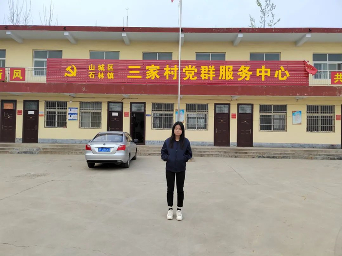 张桂芳在三家村村委会前。图/佟西中 摄