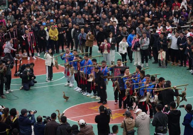 3月27日，季军铜仁市代表队在颁奖仪式上领取奖品“三穗麻鸭”。新华社记者 李尕 摄