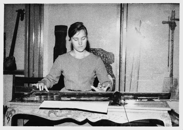 在研究会学习时的林西莉（图源 林西莉《古琴》）