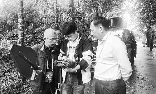 无线电安全保障人员在现场开展保障工作。