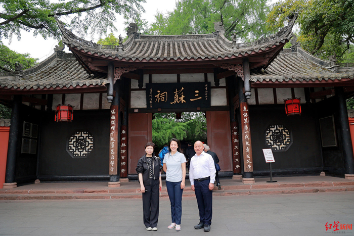 杨扬（中）在三苏祠
