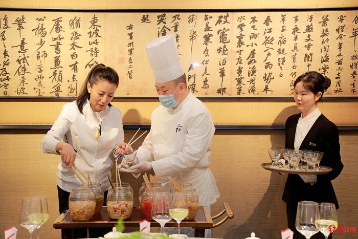 杨扬在品尝、制作东坡泡菜