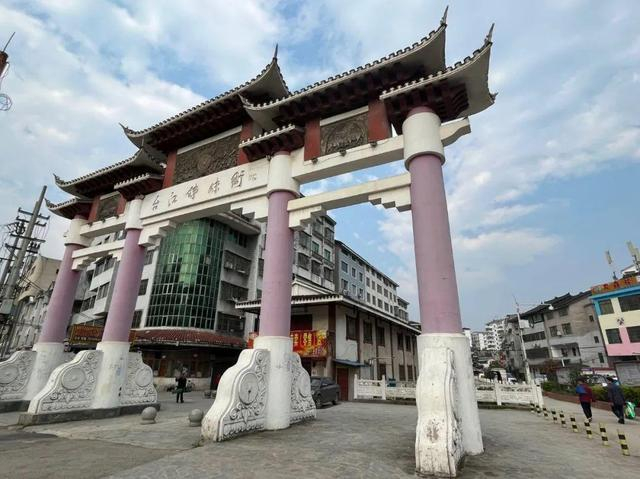 4月3日，台江县姊妹街，台江县文体广电旅游局也坐落于此，不少沿街店铺大门紧闭。新京报记者 杜寒三 摄