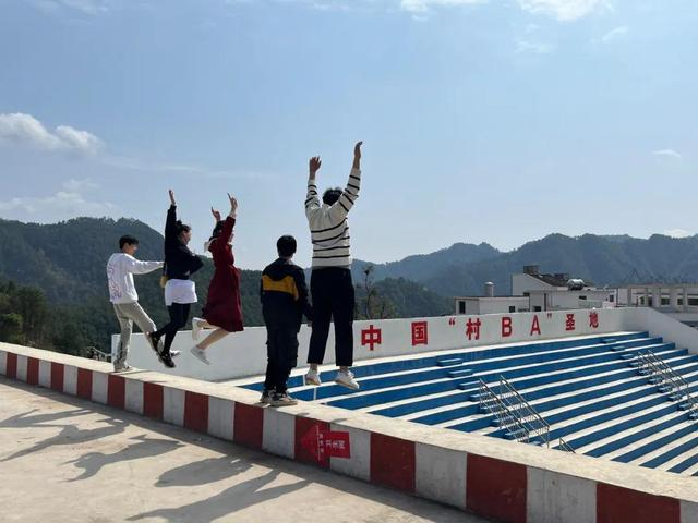 3月30日，游客在村BA球场拍照留念。新京报记者 杜寒三 摄